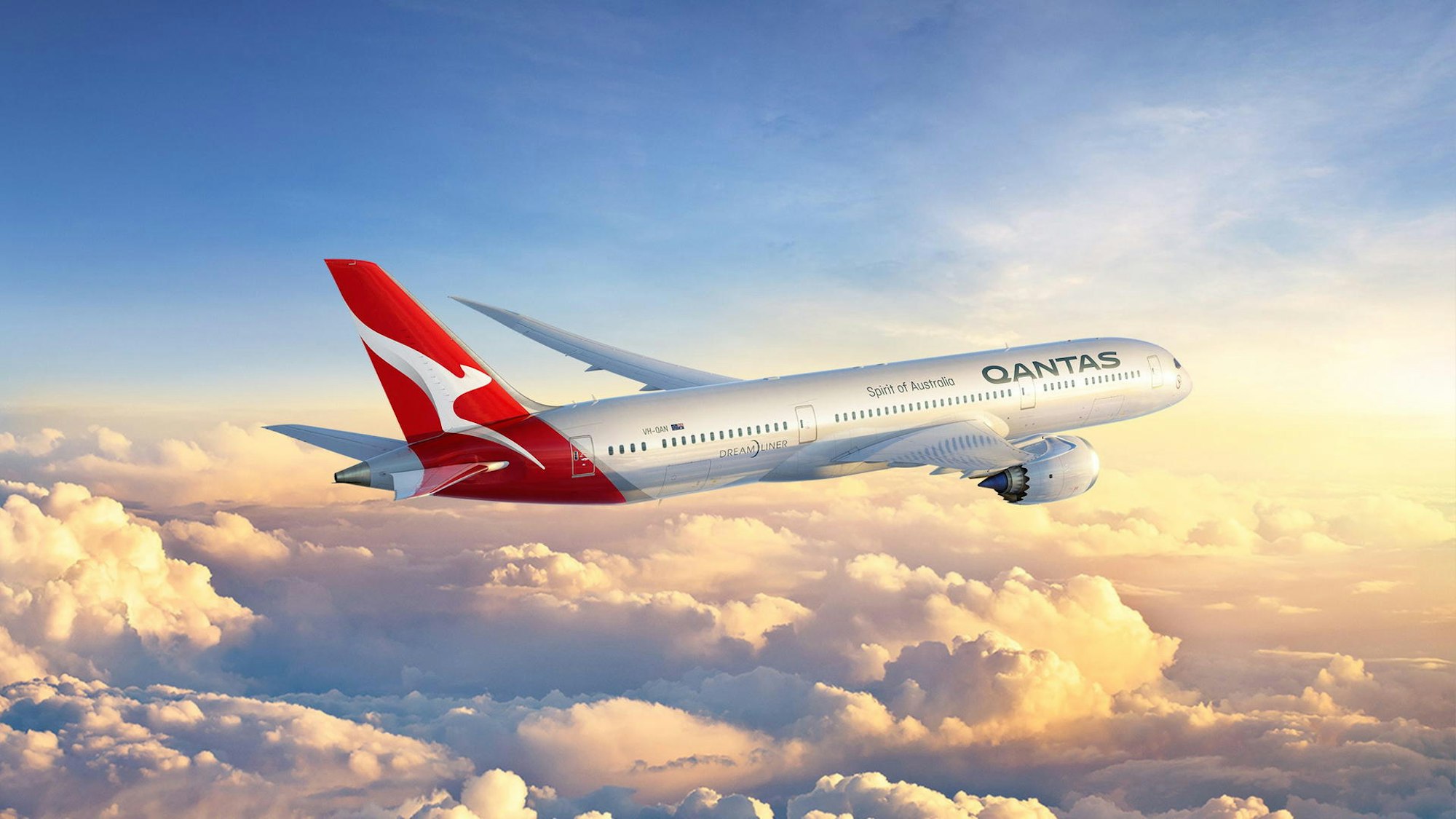 Ein Qantas-Flugzeug am sonnigen Himmel.