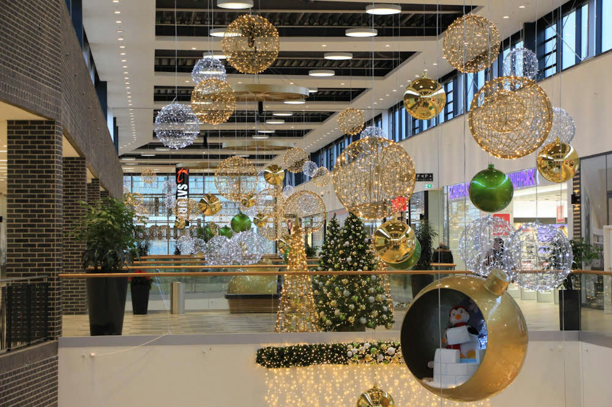 Weihnachtlich geschmückt ist das Innere. Kunden kommen nicht nur zum Einkaufen, ein großes Center wie das Huma lebt heute auch von seiner Gastronomie und seinen Erlebnisangeboten.