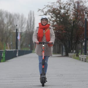 Fahrspaß auf kurzen Wegen: Das Tragen eines Fahrradhelms wird auf den E-Scootern empfohlen.