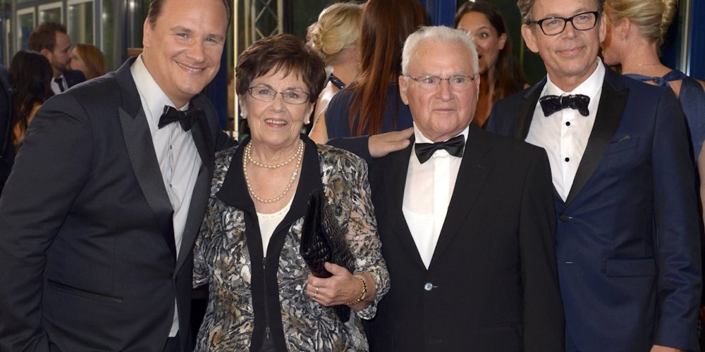 Guido Maria Kretschmer (l.) nimmt seine Eltern Marianne und Erich gerne mal auf Preisverleihungen mit. Ganz rechts: Kretschmers Mann Frank Mutters, mit dem der Designer seit zwei Jahren verheiratet ist.