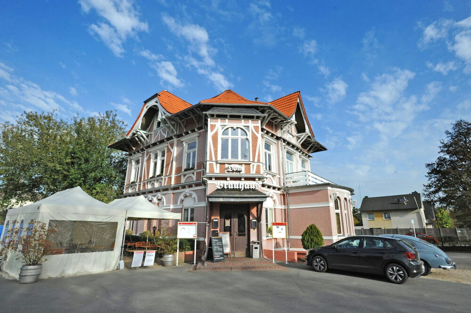 Das „Dom Brauhaus“ stammt aus dem Jahr 1889 – und wurde ursprünglich als Fabrikantenvilla errichtet.