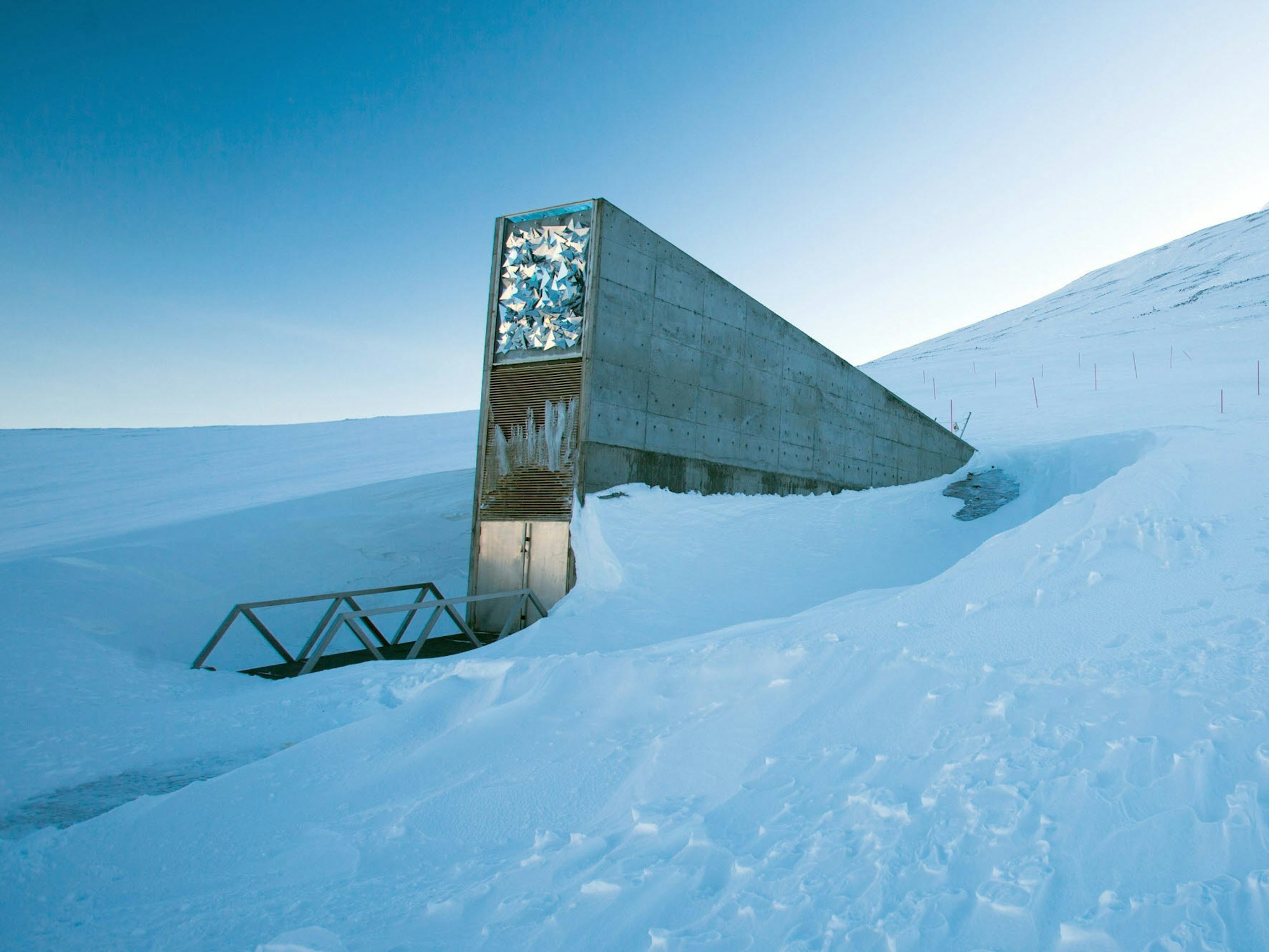 Der Eingang zur internationalen Genbank "Svalbard Global Seed Vault". Das Saatgut-Depot in der Arktis muss inzwischen selbst vor den Folgen des Klimawandels geschützt werden.