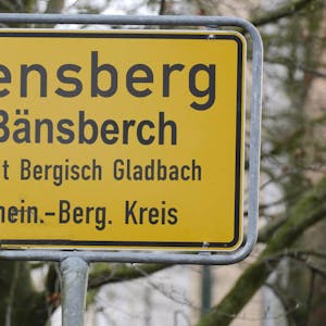 So könnten neue Mundart-Ortstafeln für den Ortsteil Bergisch Gladbach-Bensberg aussehen.