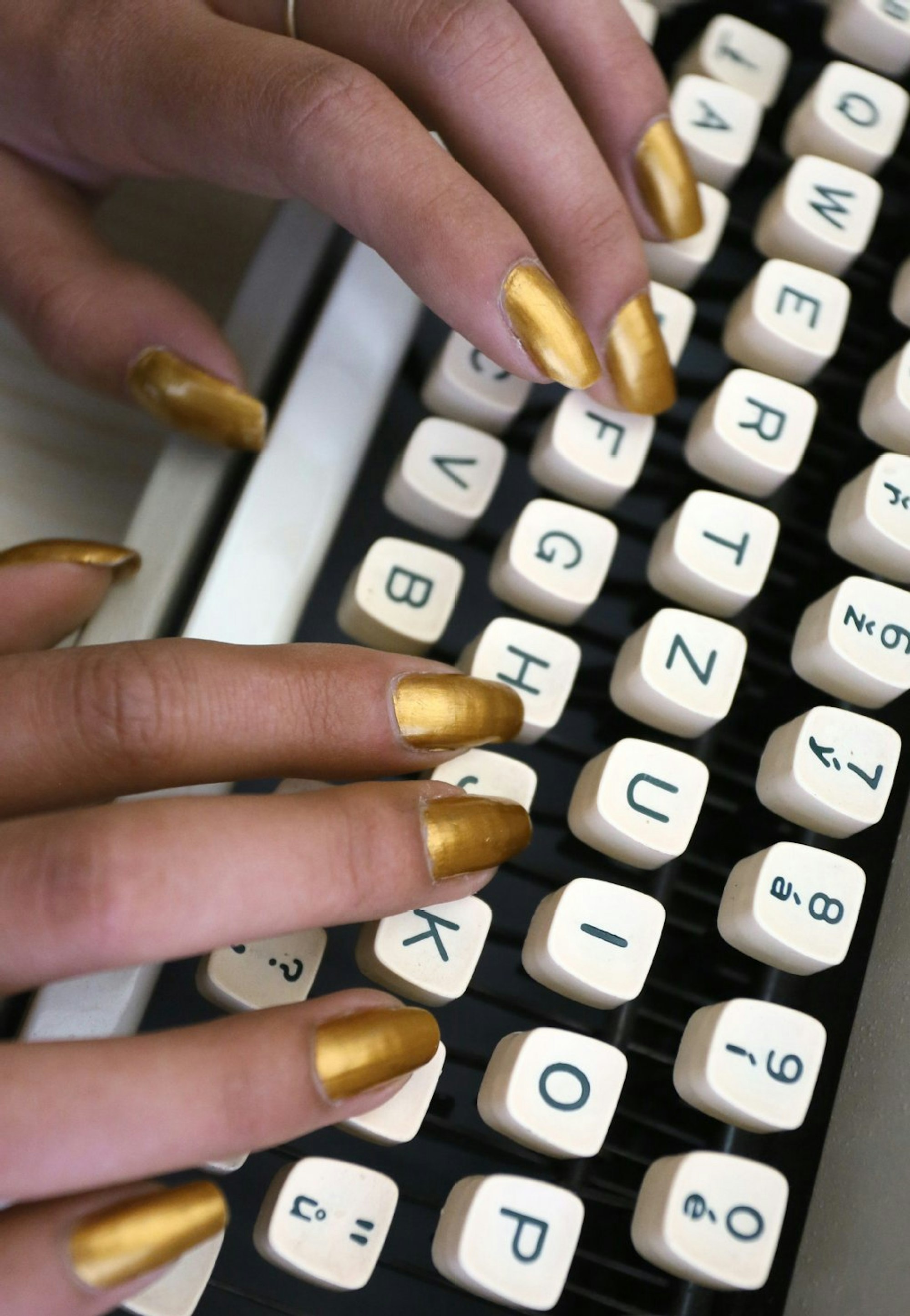 Flinke, bunt lackierte Fingernägel tanzen über die klappernde Tastatur einer Schreibmaschine – das war einmal.