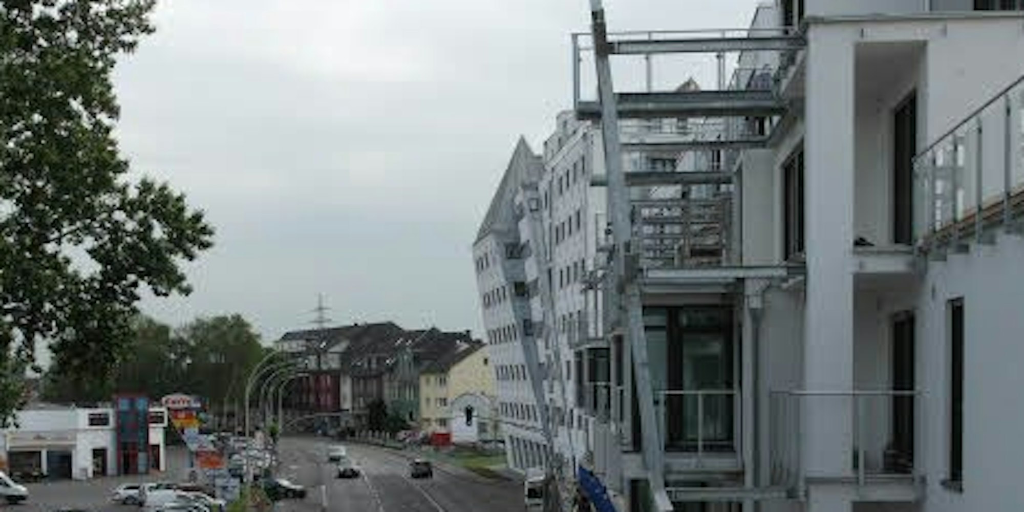 Blick von der Terrasse des Studentenwohnhauses auf die übrigen Gebäude des Wohnkomplexes an der Kölner Straße, der wegen seiner außergewöhnlichen Architektur „schiefes Haus von Frechen“ heißt.