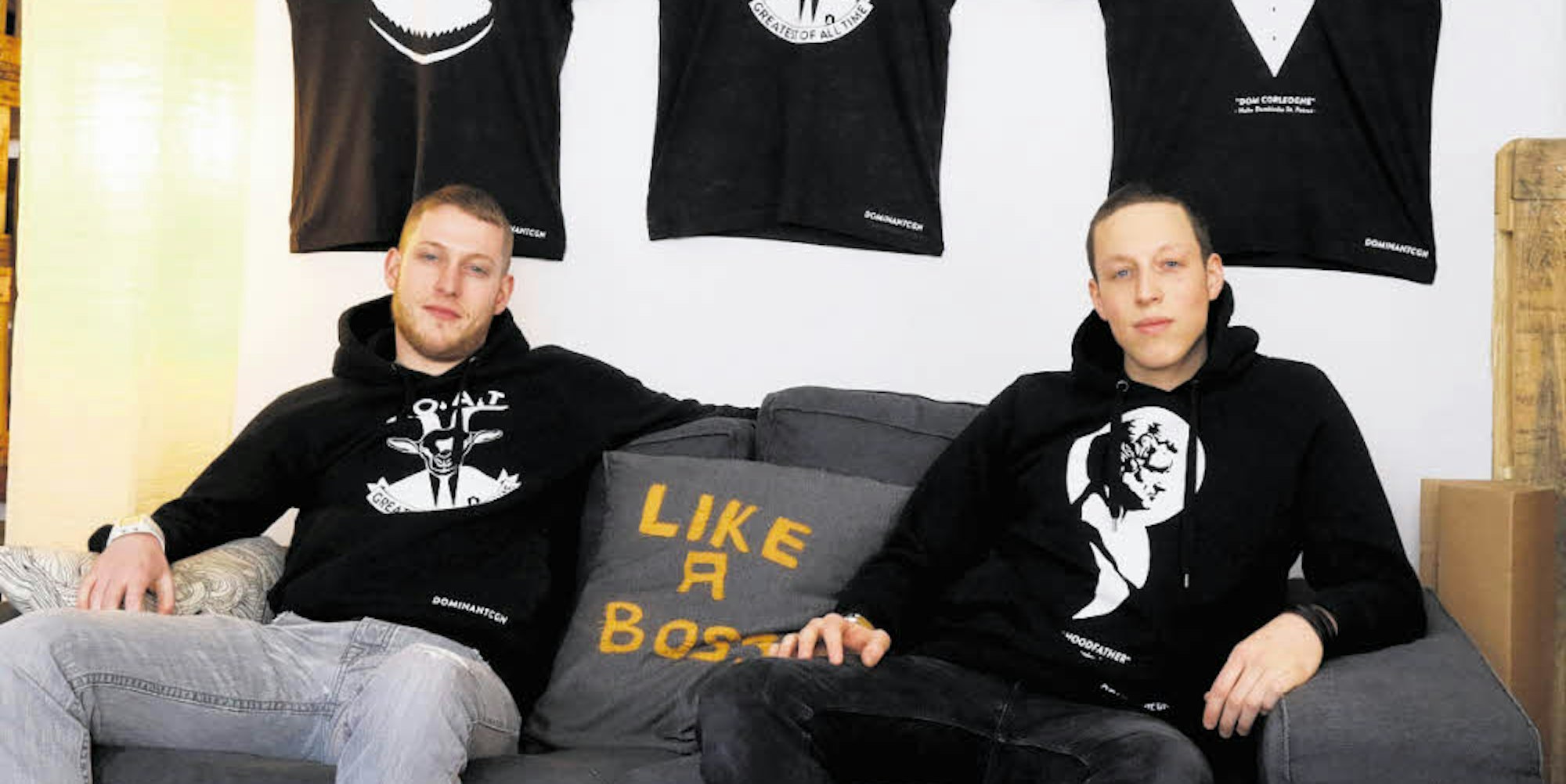 Die Kölner Moritz Helf (links) und Moritz Schulz entwerfen kölsche T-Shirts und Pullover – und sind dabei ihr eigener Boss.