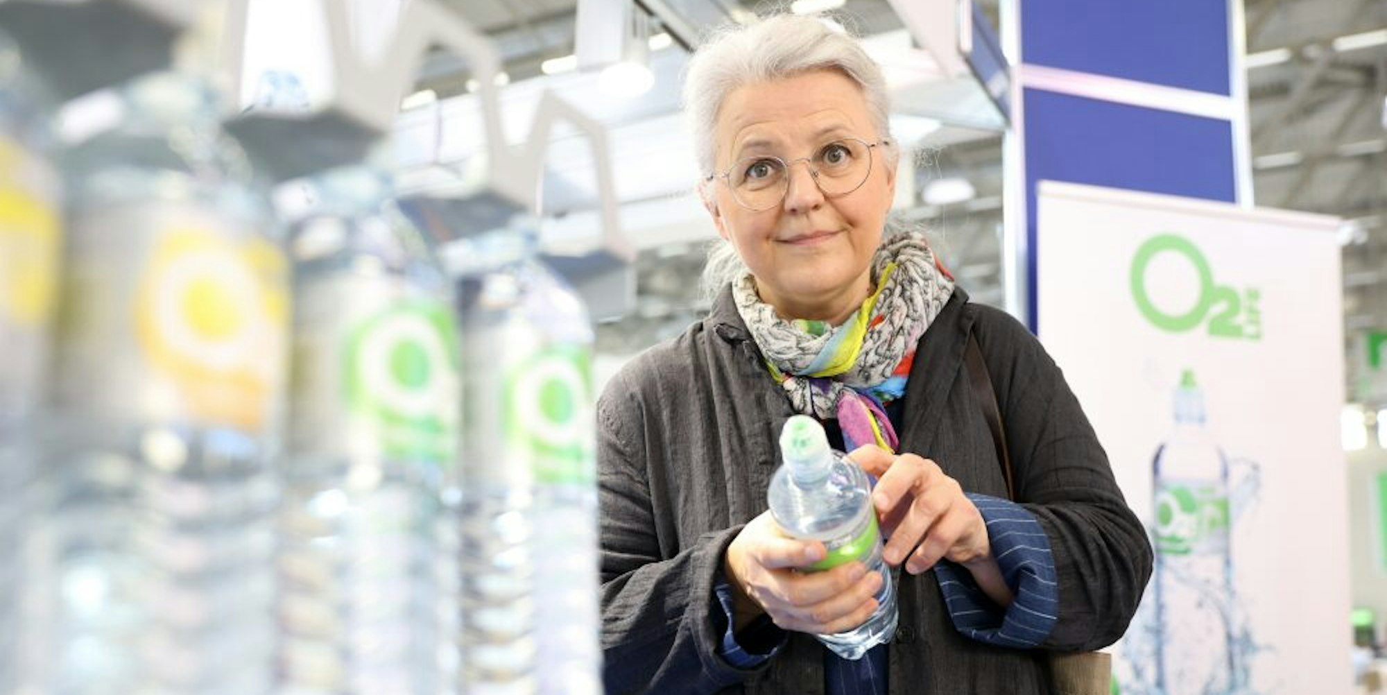 Edith Gätjen prüft, welche Inhaltsstoffe auf den Etiketten ausgewiesen sind.