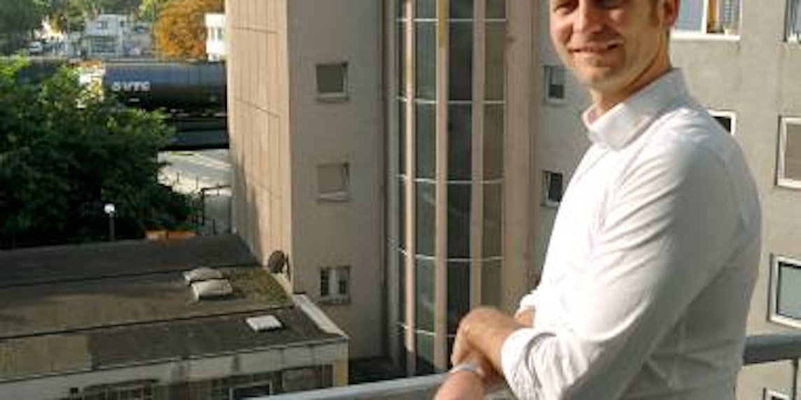 Sebastian Effinger auf dem Balkon seiner Wohnung am Alteburger Wall. (Bild: Rakoczy)