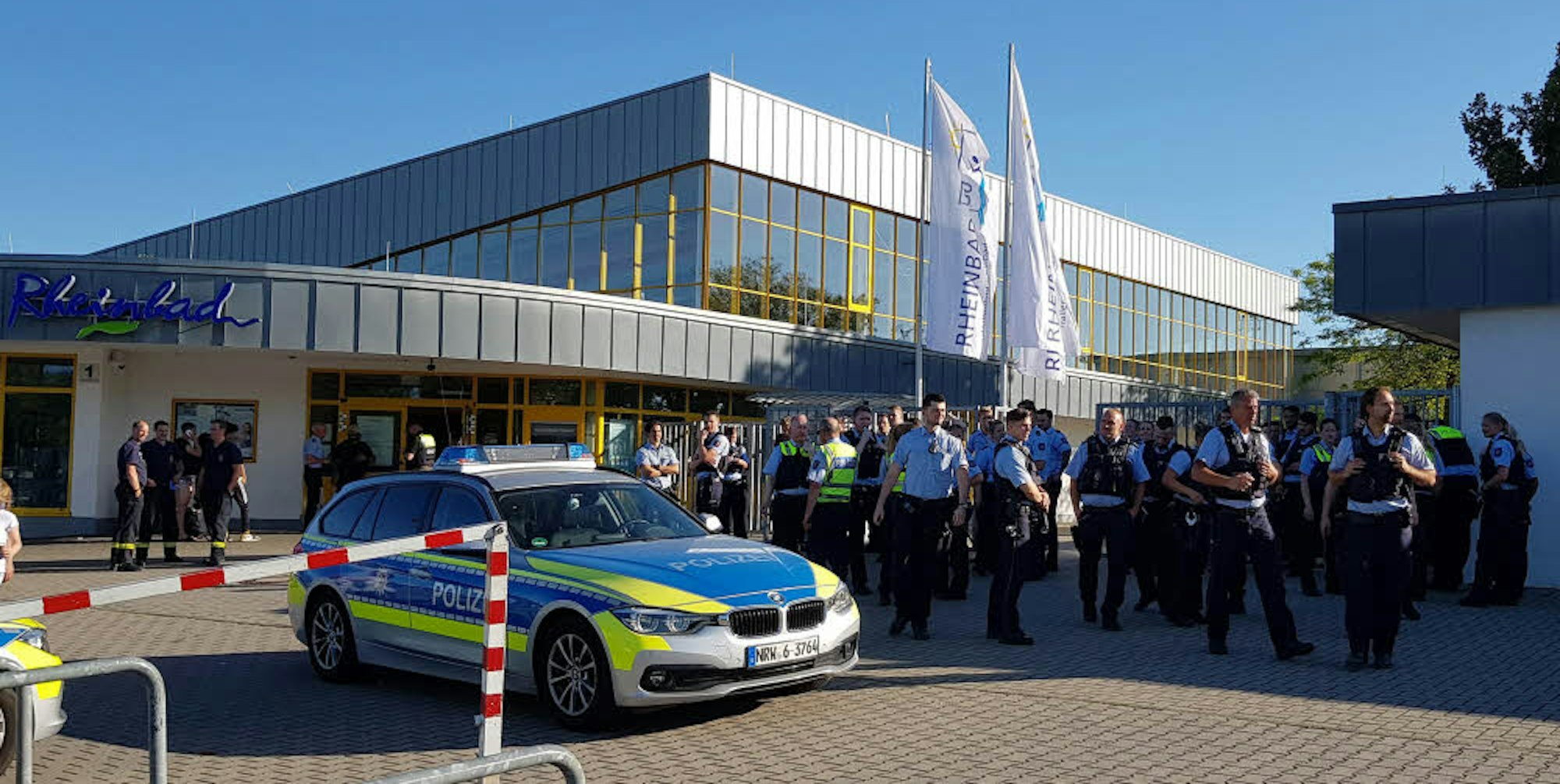 Polizeieinsatz im Rheinbad in Düsseldorf