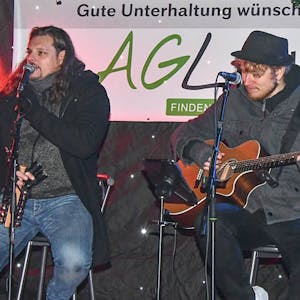 Viel los war am Samstagabend beim Mitsingkonzert der „Hanak“-Bandmitglieder Micha Hirsch und Rafael Hupfeld (r.).