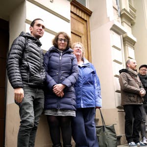 Vicki Tobar, ihre Cousine Lisa Ho und deren Sohn David (v.r.) am Montag vor dem Haus an der Meister-Gerhard-Straße