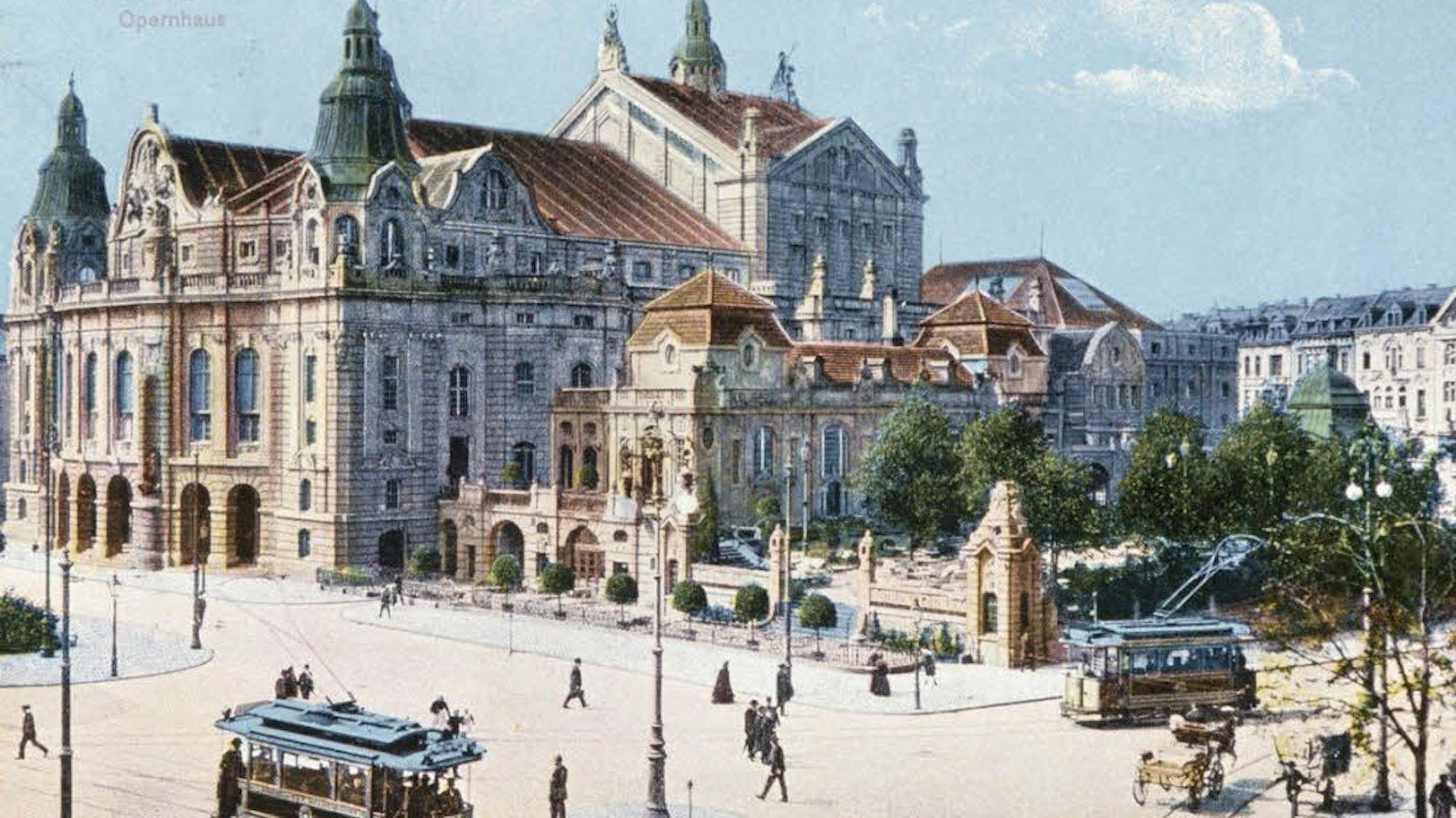 Die Postkarte zeigt den Blick von der Kreuzung Hahnenstraße/Hohenzollernring auf die Oper um 1910.