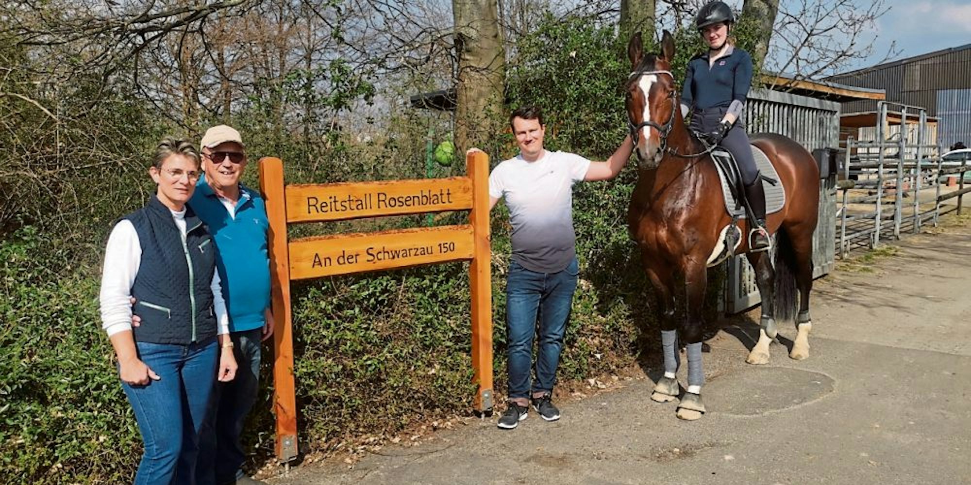 Stallbesitzer Karina und Walter Rosenblatt (l.) hoffen, dass es den Pferdehaltern weiter möglich ist, auf die Pferdehöfe zu kommen und sich um die Tiere zu kümmern.