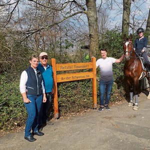 Stallbesitzer Karina und Walter Rosenblatt (l.) hoffen, dass es den Pferdehaltern weiter möglich ist, auf die Pferdehöfe zu kommen und sich um die Tiere zu kümmern.