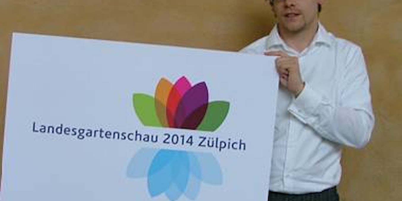 Rolf Gerhards von „Trafodesign“ präsentierte das Logo. (Bild: Sprothen)