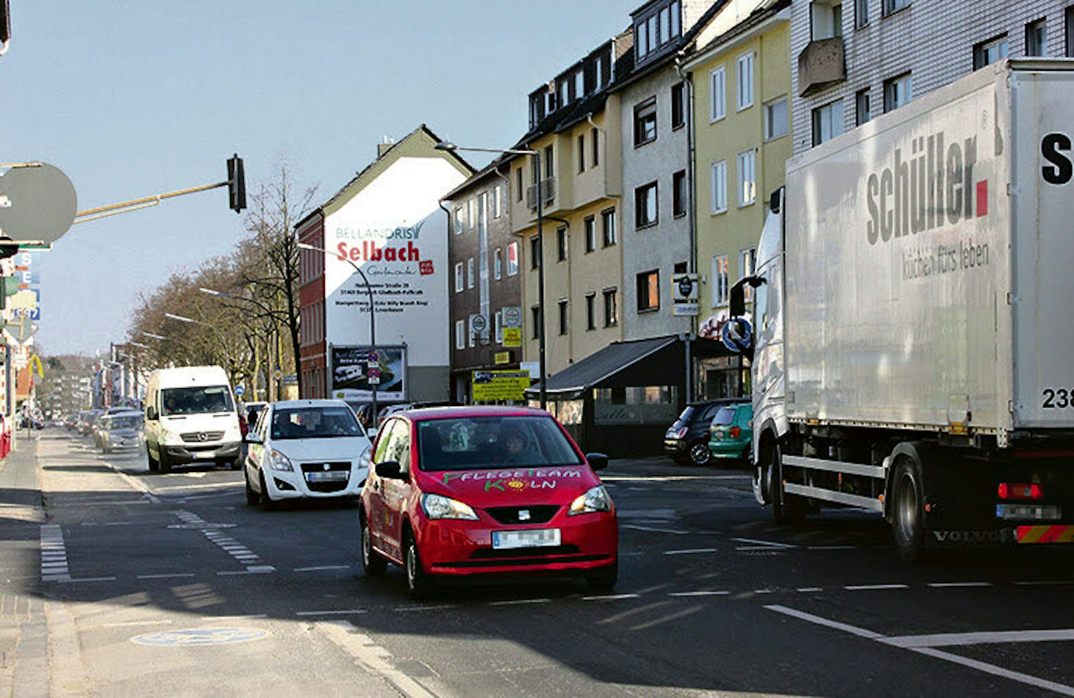 Die Bergisch Gladbacher Straße wird sukzessive mit Tempo-30-Schildern ausgestattet.