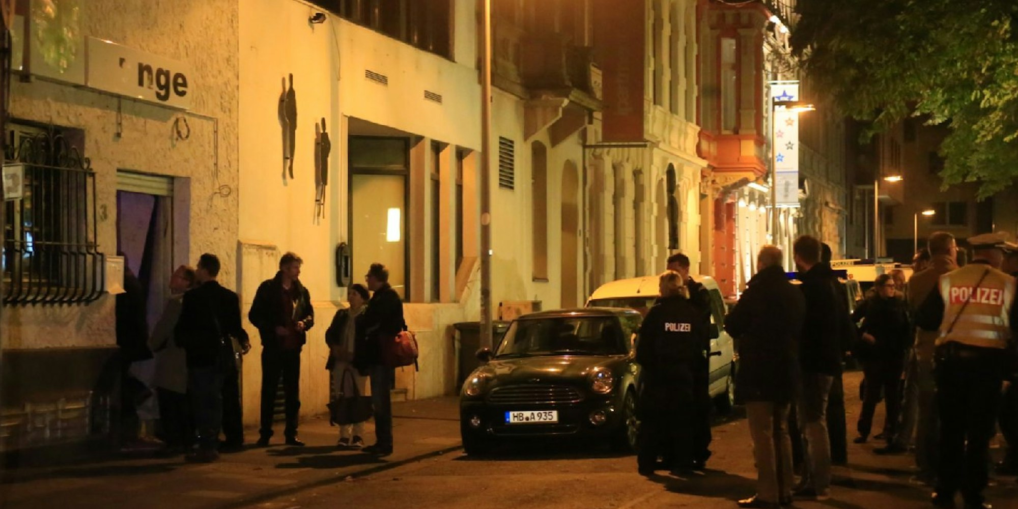 Bei einem Ortstermin versuchte die Kölner Staatsanwaltschaft, die beinahe tödlichen Schüsse auf den Besitzer der Shisha-Bar Bubble Lounge zu rekonstruieren.