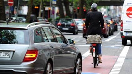 Radfahrer auf dem einem Fahrradschutzstreifen (Symbolbild)