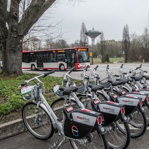 In den kommenden Tagen sollen 300 Leihfahrräder an 40 Stationen aufgestellt werden.