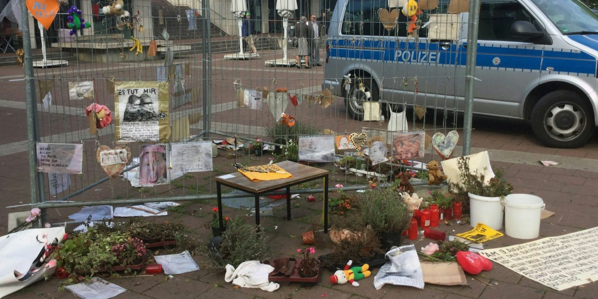 Die Gedenkstätte „Sorry, 2015!“ für künftige Klimaopfer in Siegburg ist erneut Opfer von Verschandelung geworden.