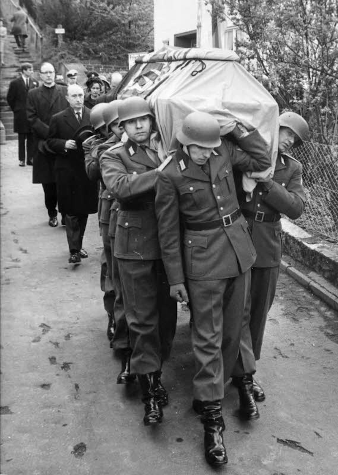 Soldaten des Bundesgrenzschutzes bringen Adenauers Sarg am 22. April von Rhöndorf nach Bonn.