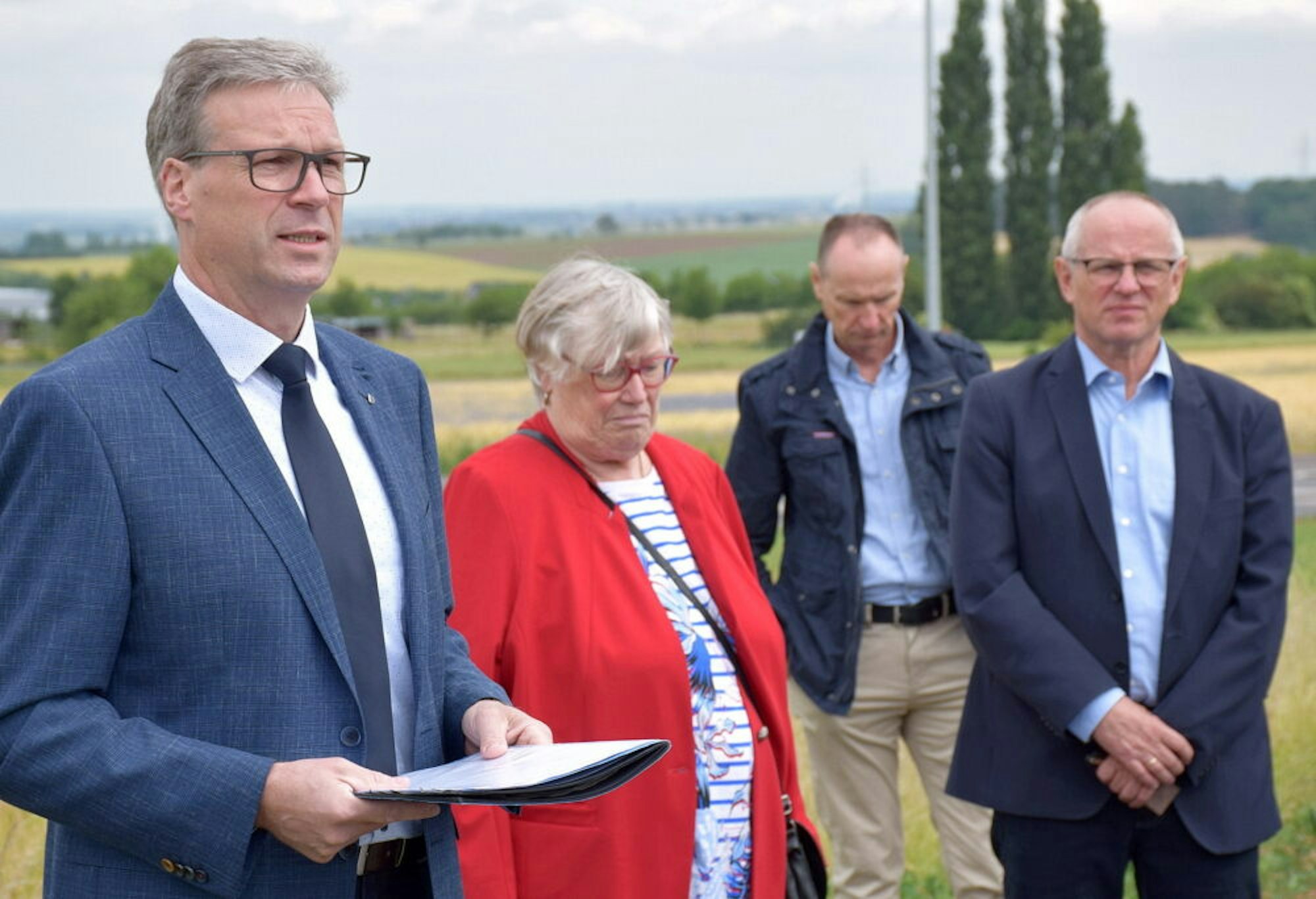 Die Gründung eines Wasser- und Beregnungsverbandes regt Achim Blindert (v.l.), hier mit Ursula Beul, Holger Schmitz und Ralf Claßen von der Stadt Mechernich, an.