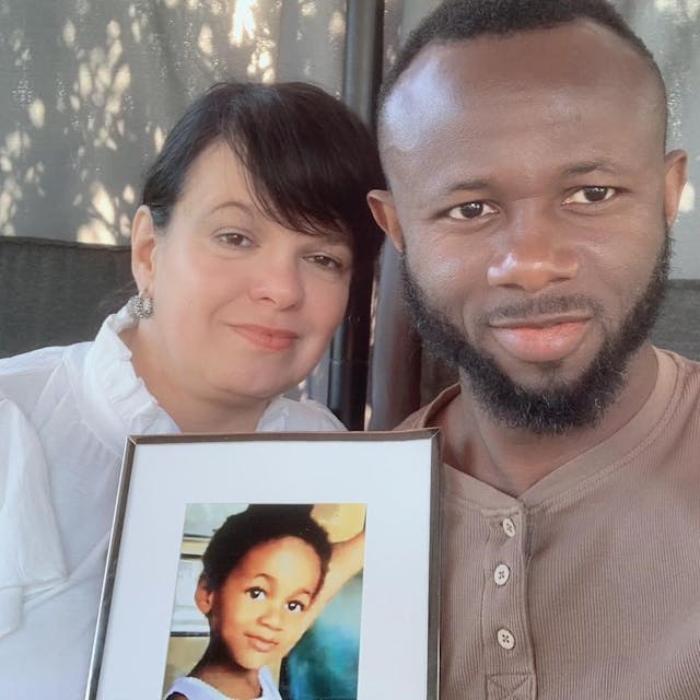 Solomon Ayoldele (r.) kämpft mit Sandra Dasberg um die Rückkehr seiner Aashaa nach Deutschland. Sie war mit ihrer Mutter abgeschoben worden