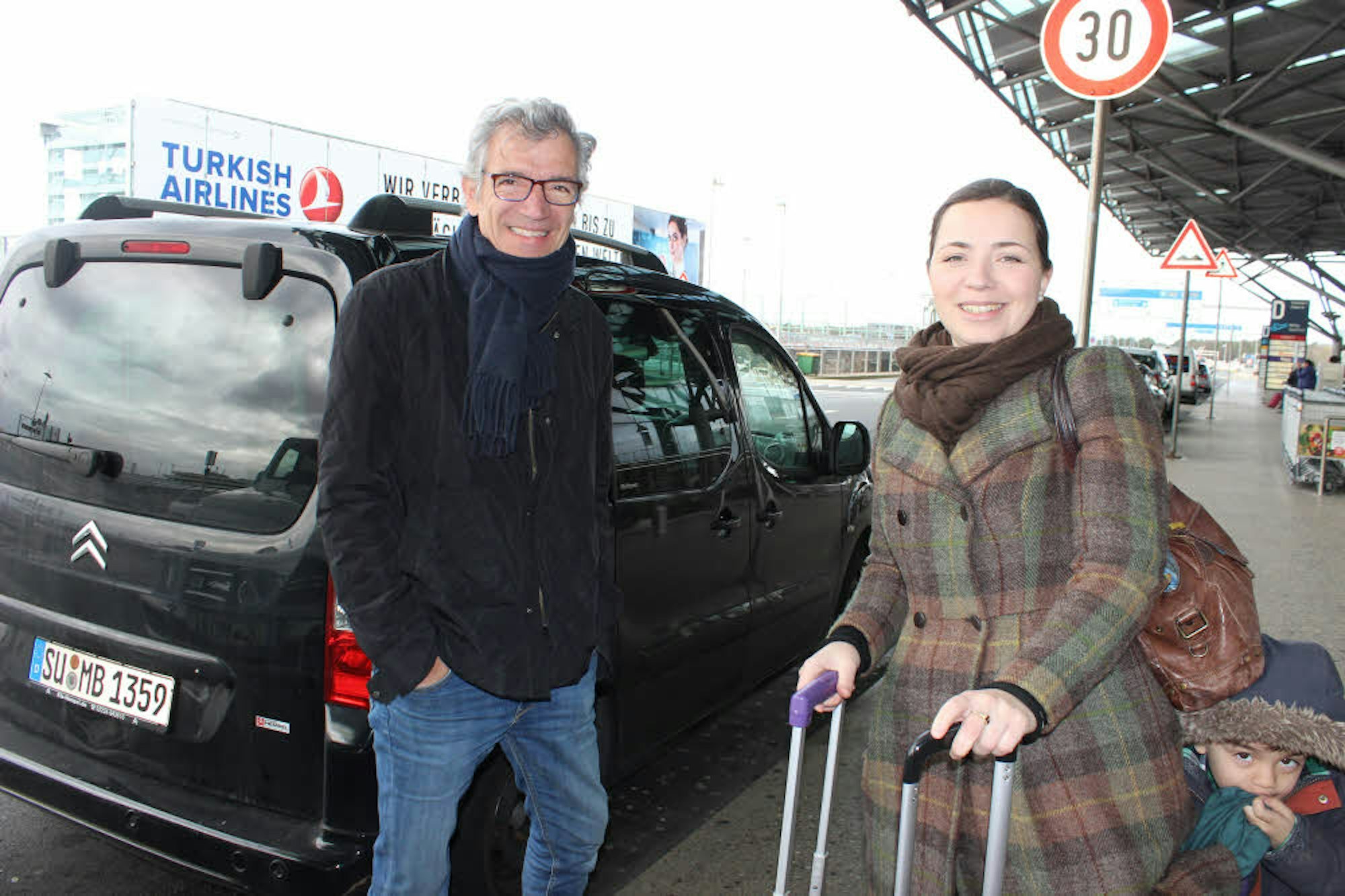 Jürgen Apel bringt Tochter Henriette und Enkel zum Flughafen.