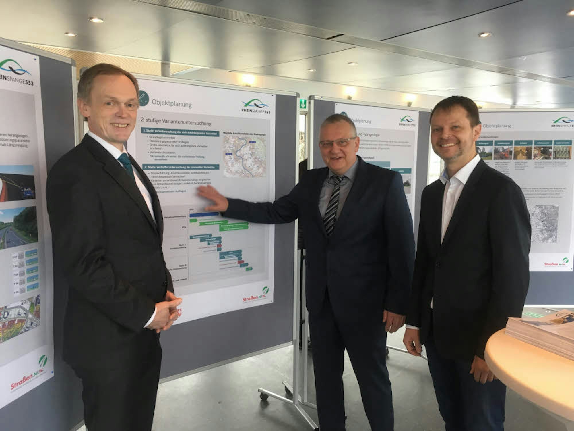 Staatssekretär Hendrik Schulte, Regionaldirektor Thomas Ganz und Abteilungsleiter Willi Kolks (v.l.) beim Informationsmarkt zur Rheinspangen-Planung.