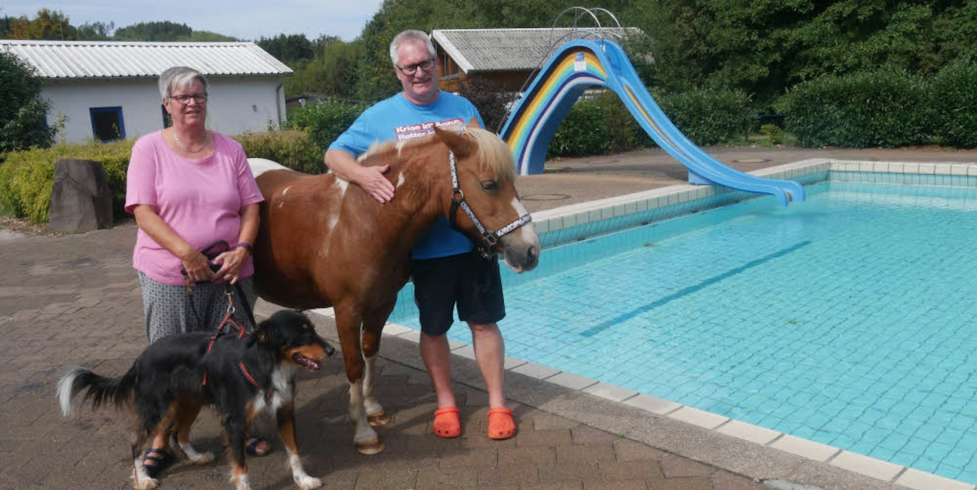 Bademeister Ralf Eipach und Judith Ferber mit Sammy trauten ihren Augen nicht, als ein Pony zum Schwimmen kam.