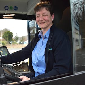 Das Steuer fest im Griff: Die ehemalige SPD-Politikerin Anke Vetter ist eine von nur 25 Busfahrerinnen der Ovag.