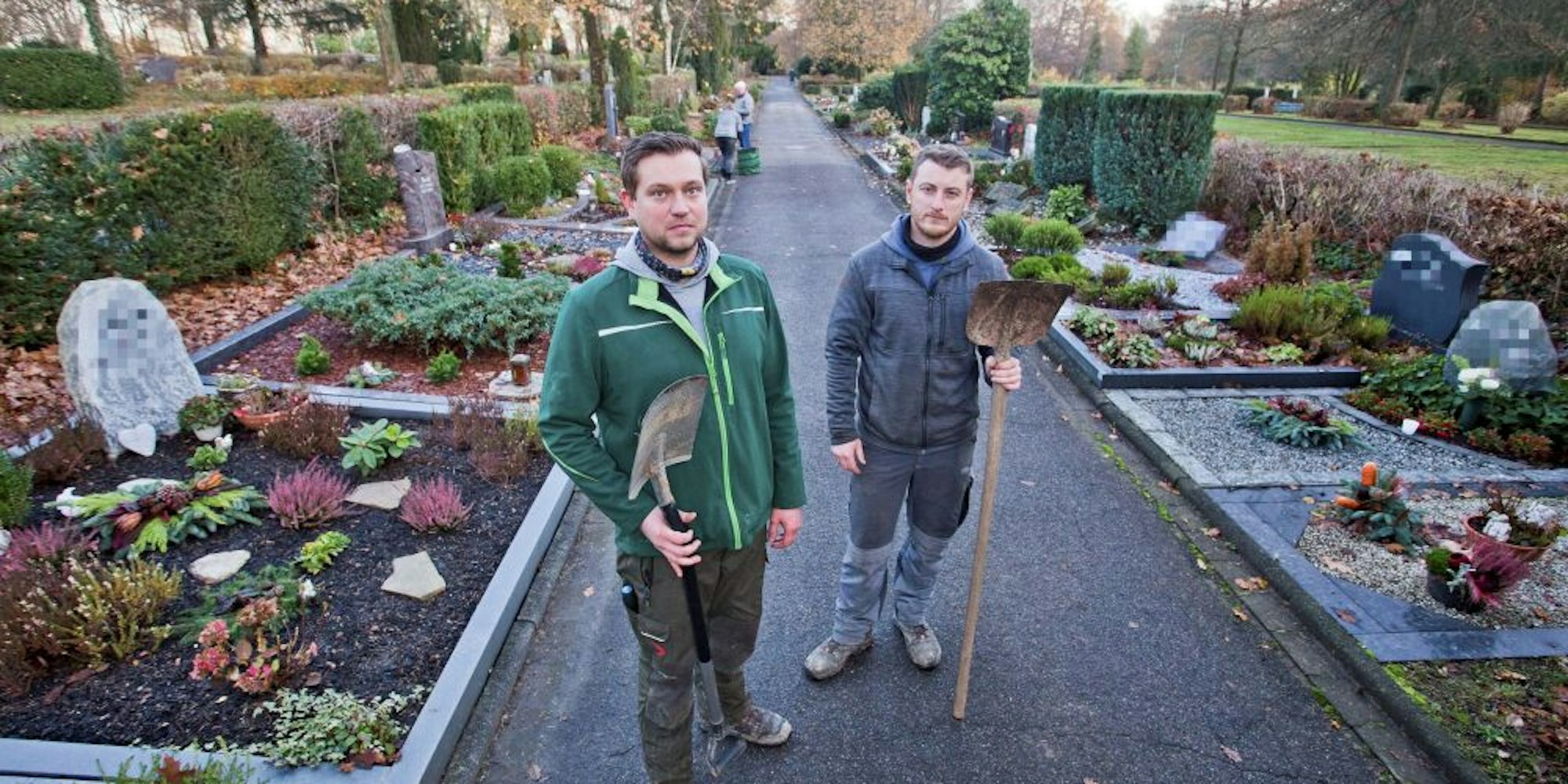 Sorgen für ein schönes Umfeld: Sam Kubeneck (l.) und Albin Roth gehören zum Team der Gummersbacher Friedhofsgärtner.