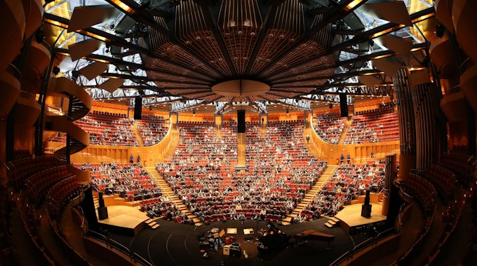 Blick in die vollbesetzte Philharmonie Köln