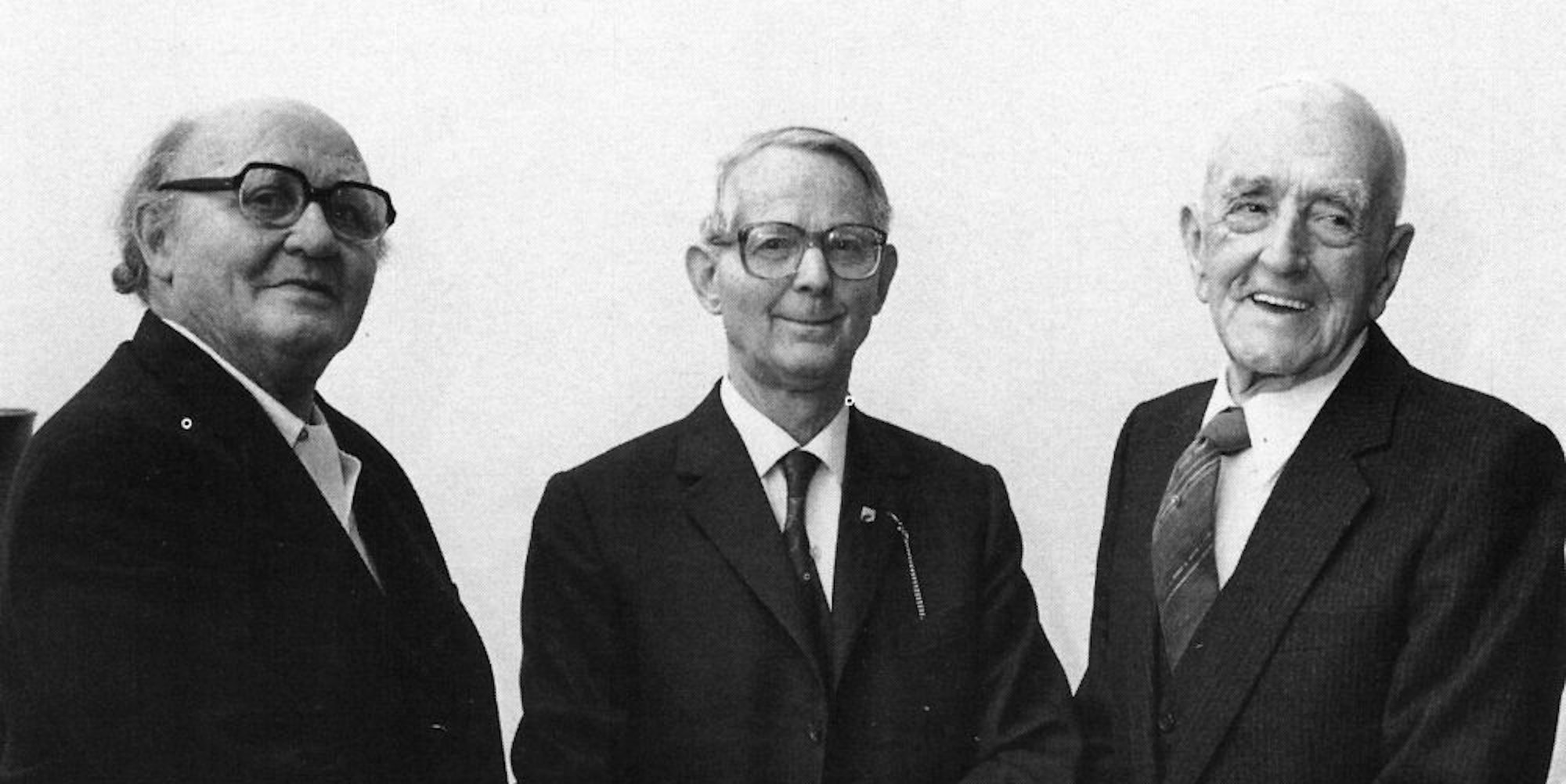 Otto Kaufmann (M.), mit dem Ründerother Künstler Otto Seeligmann (l.) und Ernst Heckmann, Bäcker und im Vorstand der Raiffeisenbank.