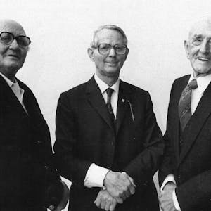 Otto Kaufmann (M.), mit dem Ründerother Künstler Otto Seeligmann (l.) und Ernst Heckmann, Bäcker und im Vorstand der Raiffeisenbank.