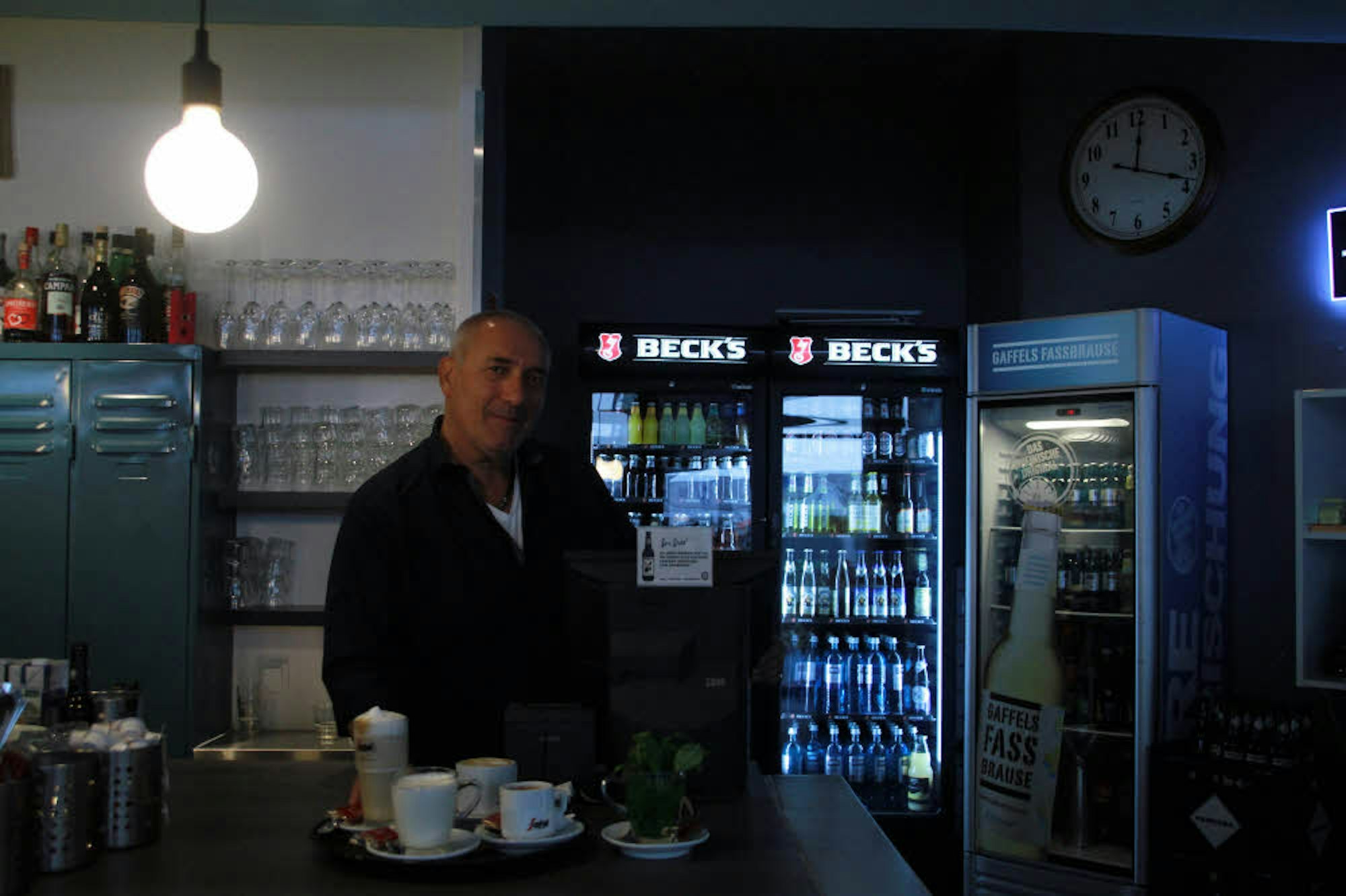 Jannis Konstantinidis – Kaffee in verschiedenen Variationen gehört natürlich zum Angebot in seinem Café Ecco.