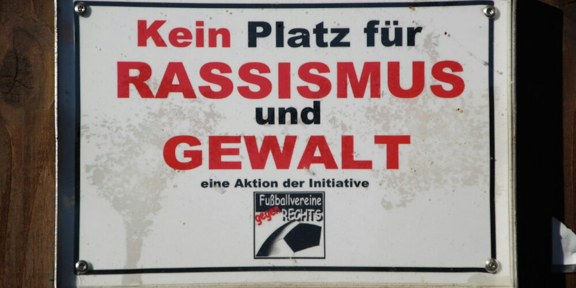 Ein Schild, ein Zeichen: Rassistische Beleidigungen gibt es dennoch auf den Sportplätzen – auch im Kreis Euskirchen.