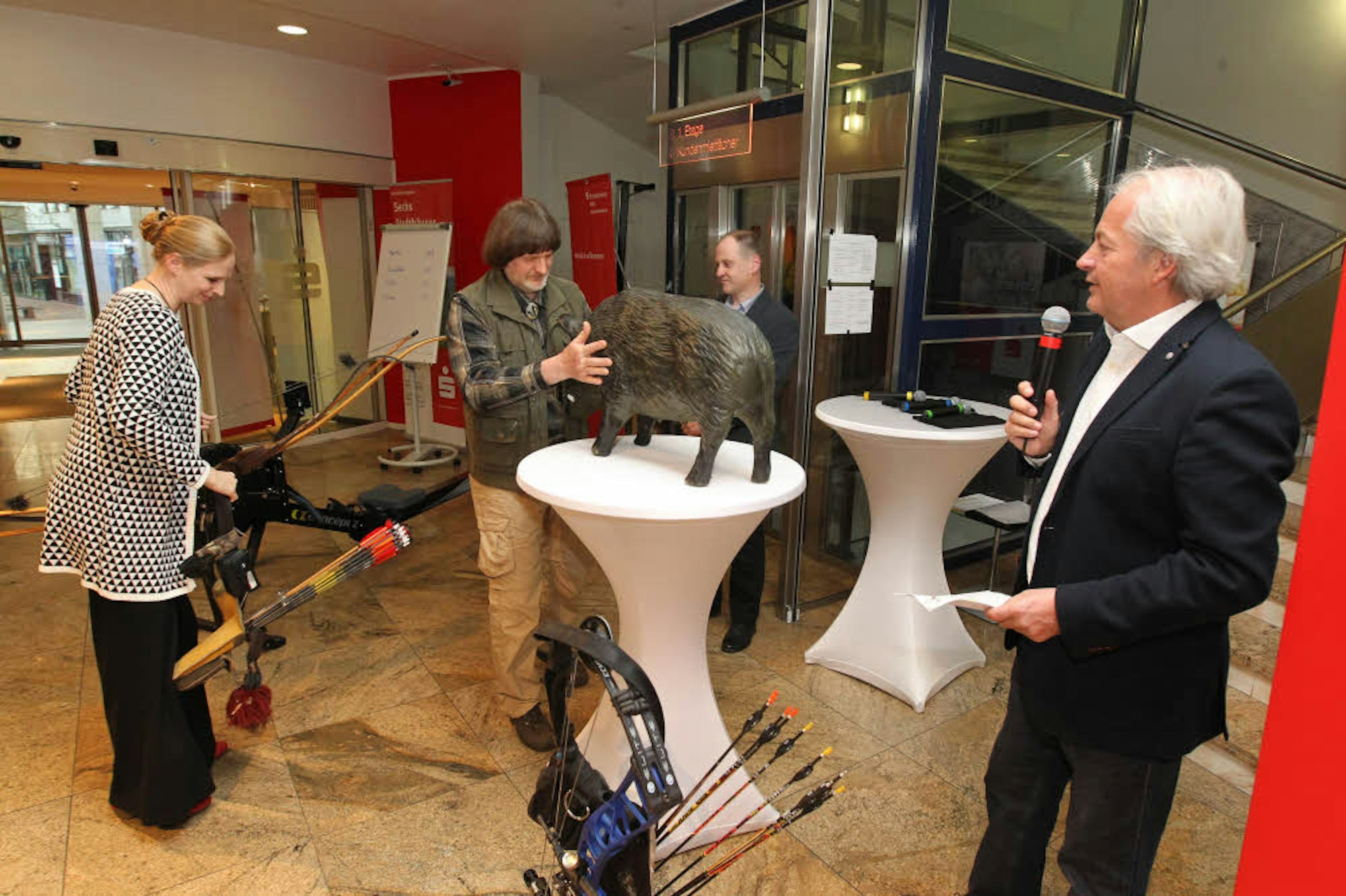Bernhard Tenten aus Siegburg (l.) erklärte Moderator Jürgen Schmitz (r.) die Ziele des 3 D-Bogenschießens an einer Wildschweinfigur.