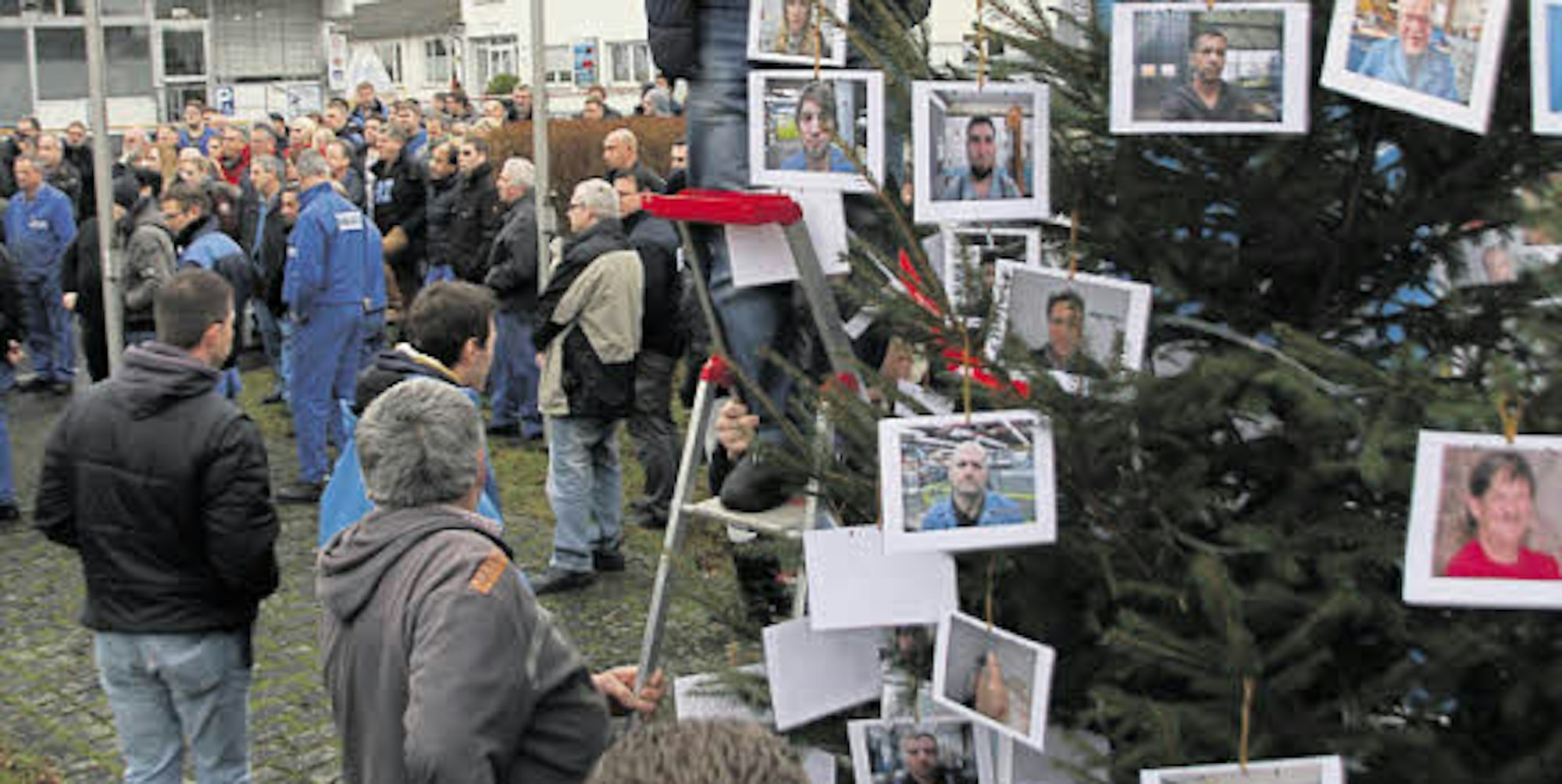 Die Belegschaft der Sulzer AG protestiert mit einer symbolischen Baumschmück-Aktion gegen Schließungspläne.