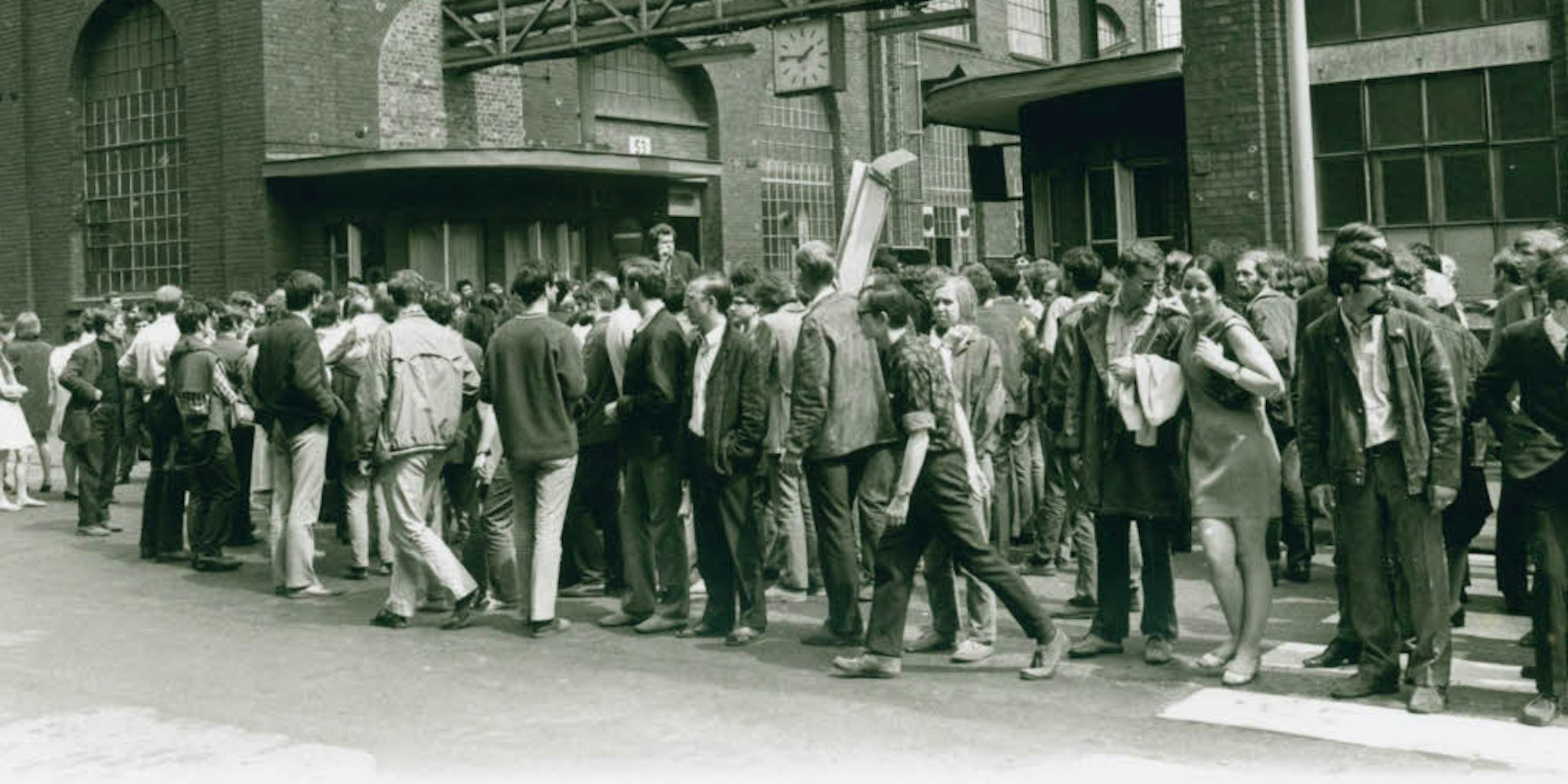 Warten vor dem Werkstor: Studenten versammelten sich im Mai 1968 vor dem Kölner KHD-Werk. Sie versuchten, Arbeiter zur Teilnahme an Anti-Notstandsdemonstrationen zu bewegen