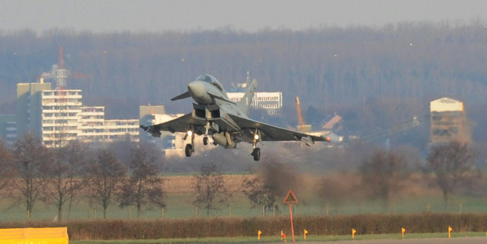 Eurofighter wie dieser sind dauerhaft auf dem Fliegerhorst Nörvenich stationiert. Bald sollen Tornados dazu kommen. (Archivbild)