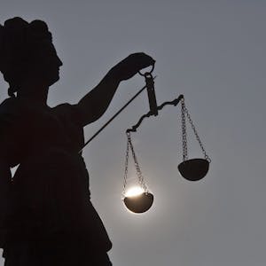 Ein Symbolbild zeigt die Justizia mit einer Waage in der Hand.