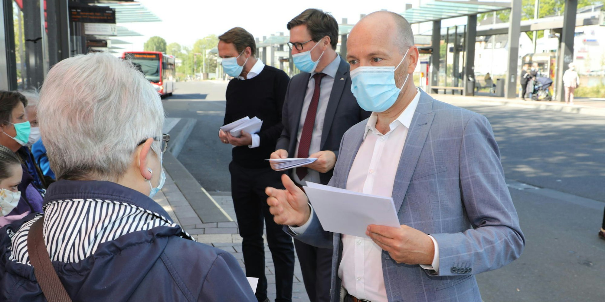 Für die Maskenpflicht in Bussen warben bereits im Mai 2020 (v.r.) Wupsi-Chef Marc Kretkowski, Landrat Stephan Santelmann und Leverkusens OB Uwe Richrath gemeinsam.