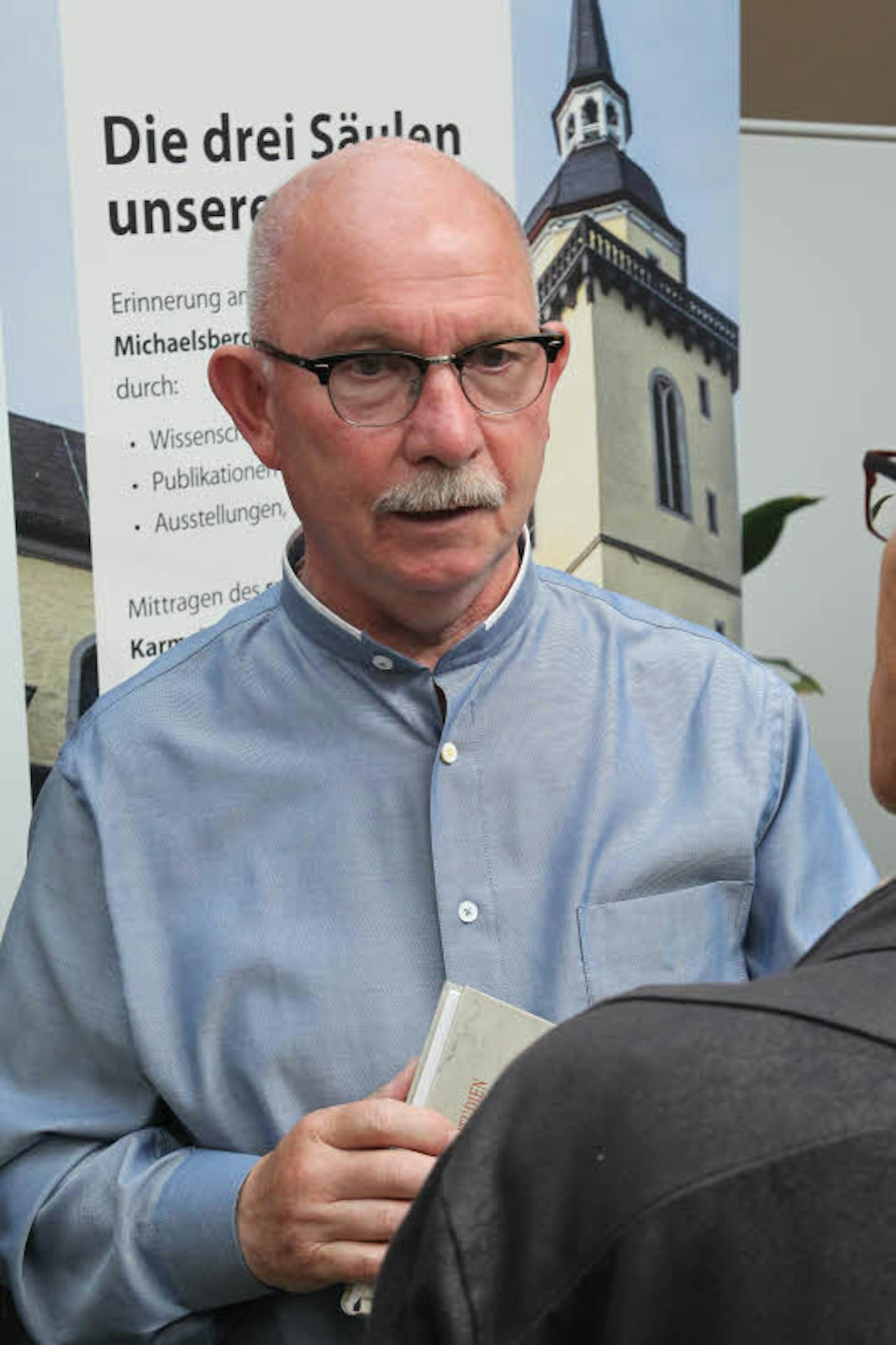 Der ehemalige Pater Michael Schroeder ist Mitautor des Buchs.