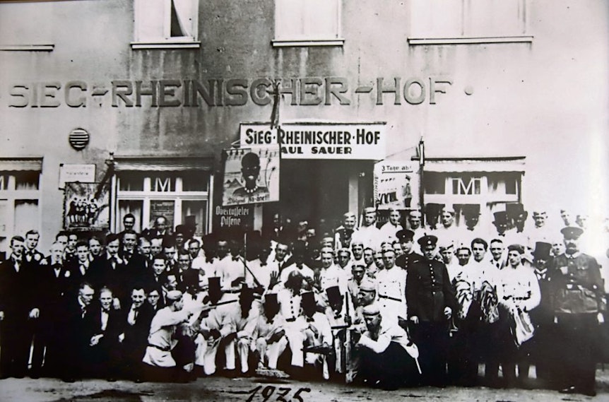 Der „Sieg-Rheinische Hof“ an seinem alten Standort, wo heute die Theodor-Heuss-Allee ist. Hier versammelten sich die Karnevalisten für den Rosenmontagszug und feierten im großen Saal ihre Sitzungen.