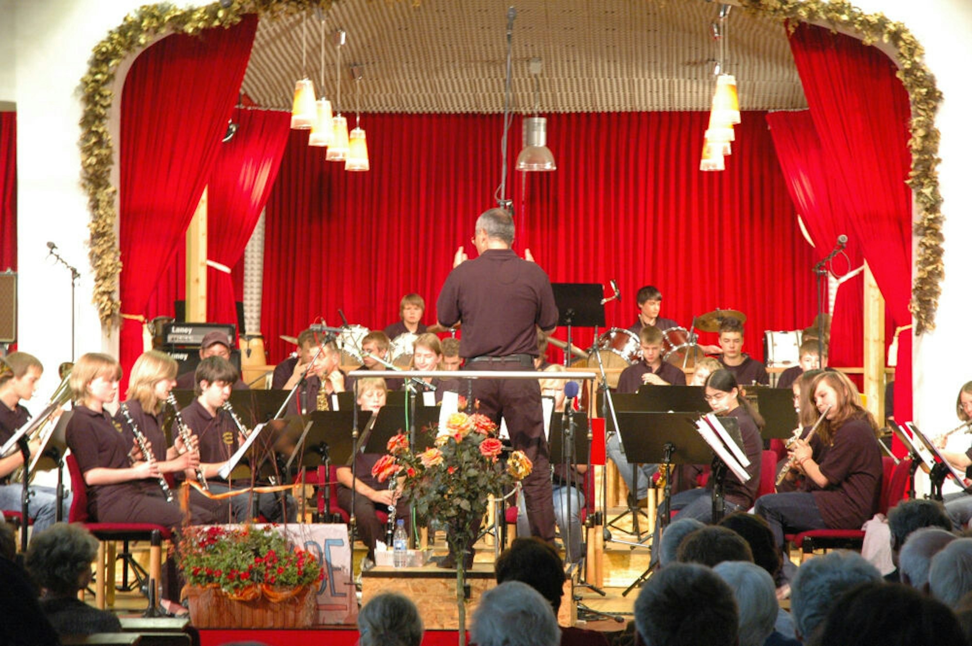 Im renovierten Alfterer Kronensaal baute Josef Schmidt in den 2000er Jahren ein mehrstufiges Orchesterprojekt auf.