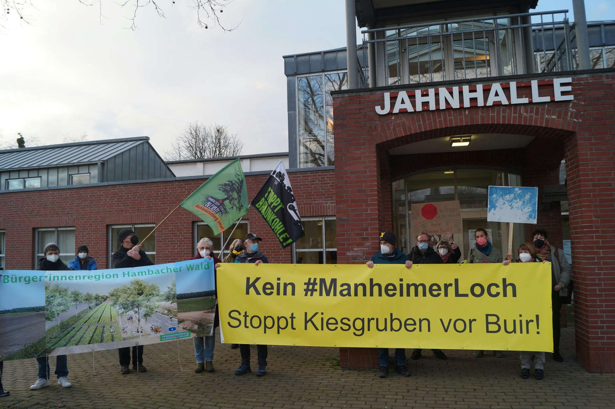 Manheimer Bucht Kerpen Proteste vor Jahnhalle