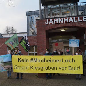 Manheimer Bucht Kerpen Proteste vor Jahnhalle