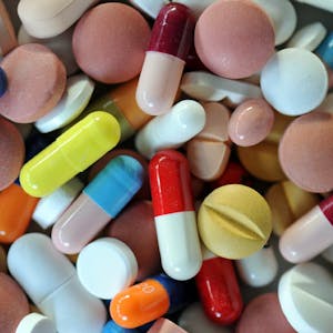 Die AOK weist in ihrem aktuellen Gesundheitsreport auf Risiken von Nebenwirkungen bei Medikamenten hin.