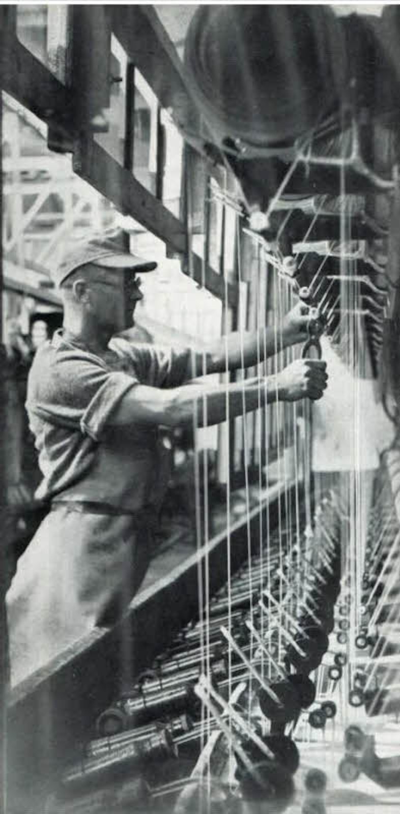 Ein Arbeiter stellt in der Kölner Fabrik Kunsterfasern her.